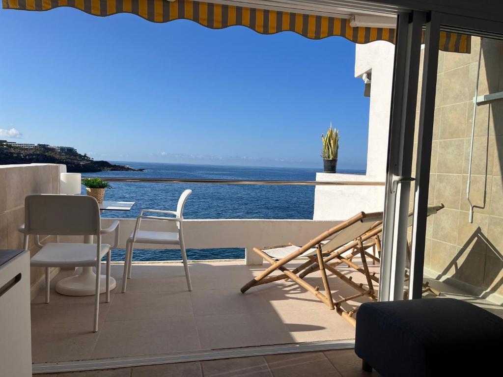 balcón con vistas al océano en queen’s paradise, en Callao Salvaje