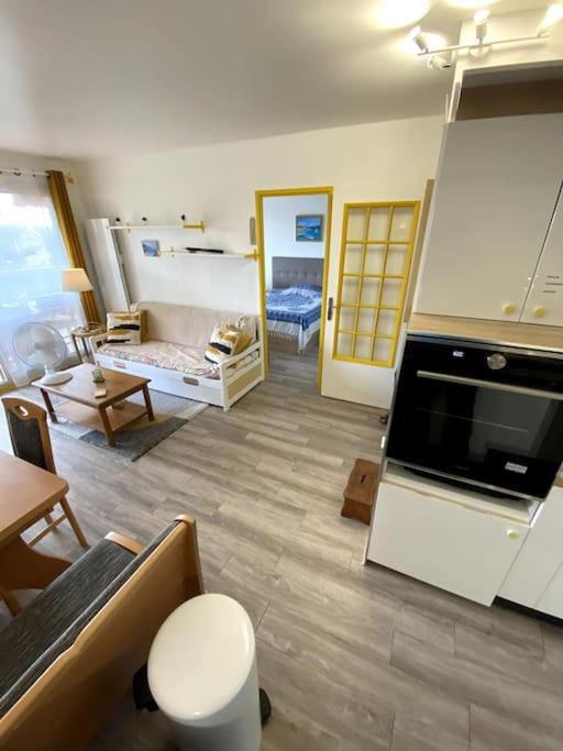 une pièce avec une cuisine et un salon dans l'établissement Logement cosy, situé entre ciel et mer, à Vence