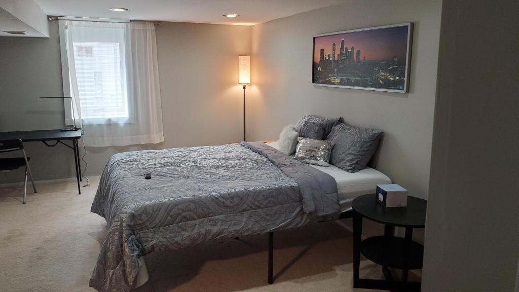 1 dormitorio con 1 cama y TV en The Mall of America(MOA) House en Bloomington