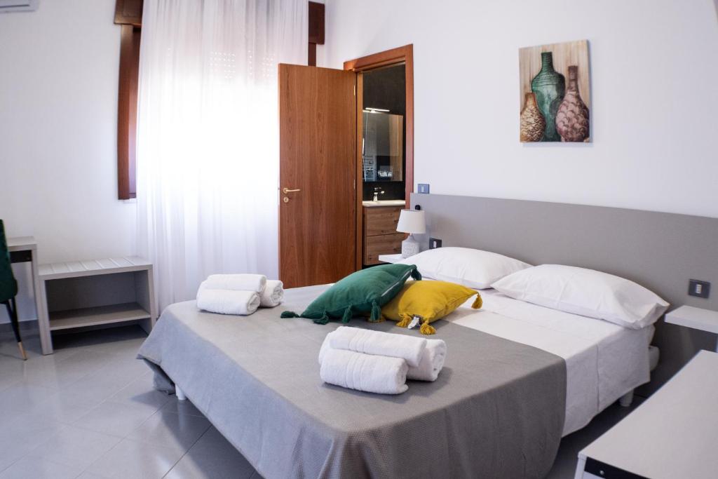 ein Schlafzimmer mit einem großen Bett mit Handtüchern darauf in der Unterkunft La Casa di Teresa in Borgagne
