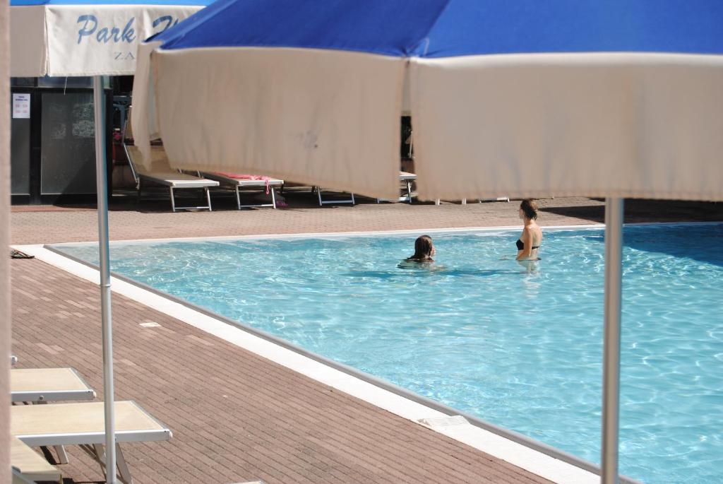 Bazén v ubytování Hotel Capriccio nebo v jeho okolí