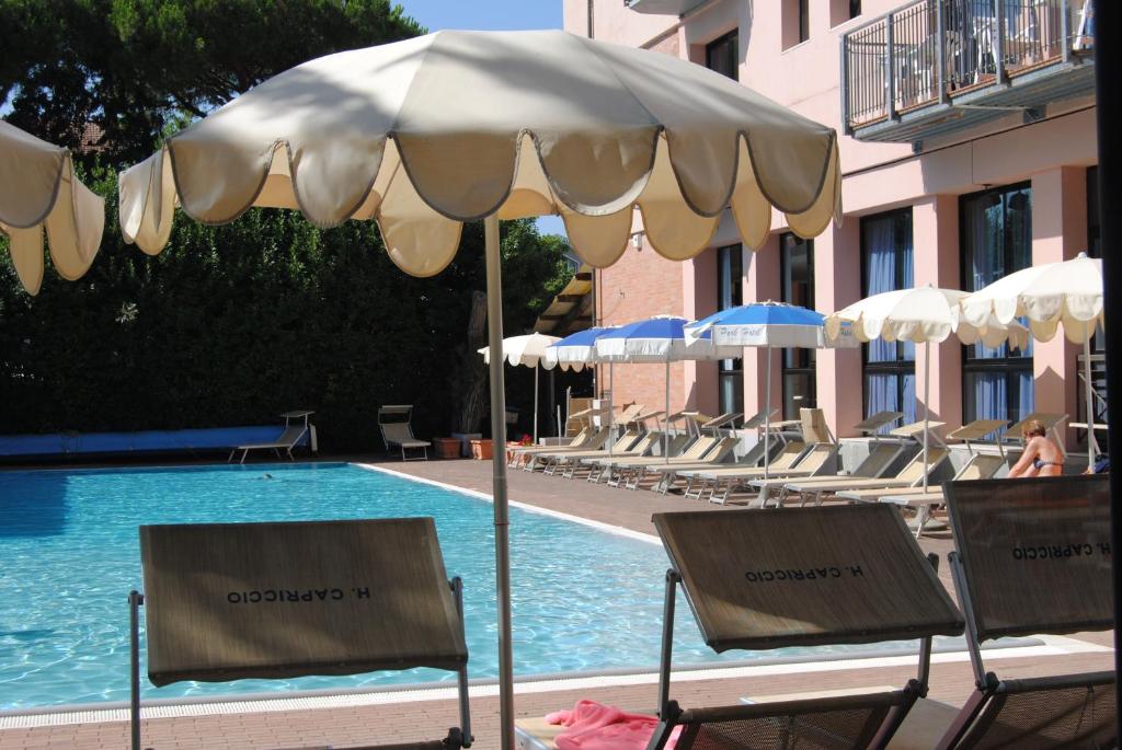 Bazén v ubytování Hotel Capriccio nebo v jeho okolí