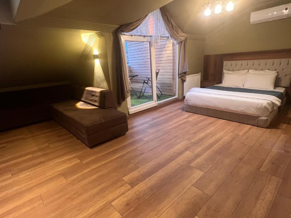 REAL KiNG SUiTE HOTEL - Triple Room With Terrace
