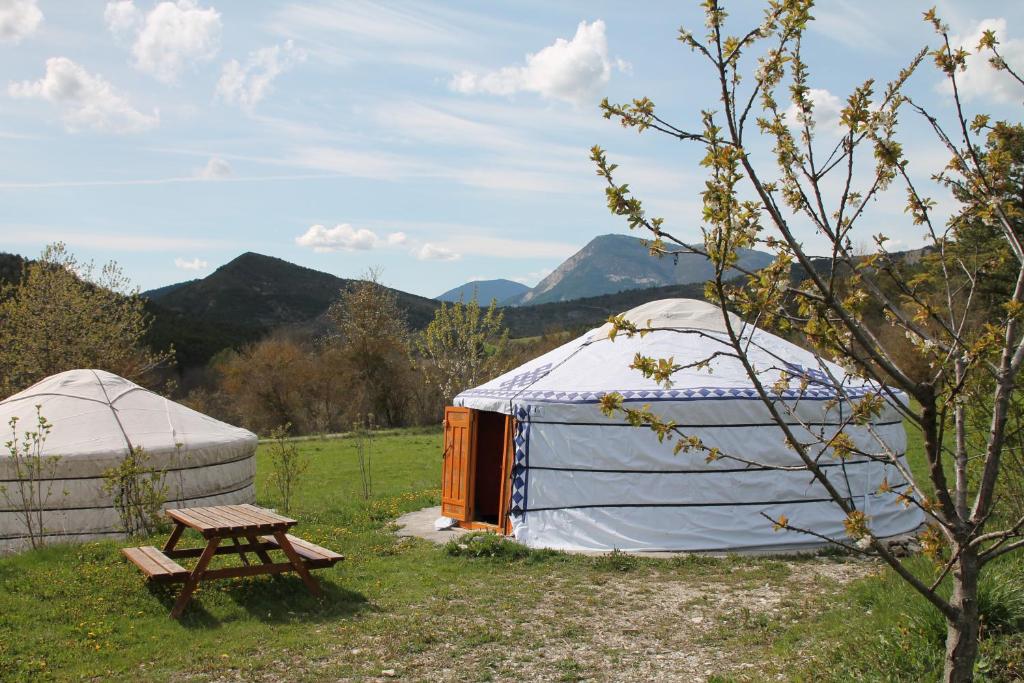 Yourte et camping a la ferme