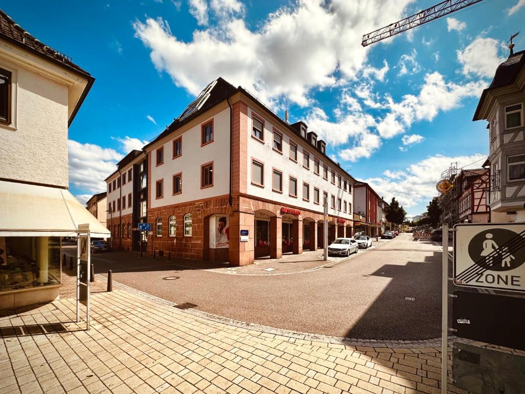 una strada con un edificio sul lato della strada di Stadthaus Neckarsulm serviced apartments - Stadthaus Schrade a Neckarsulm