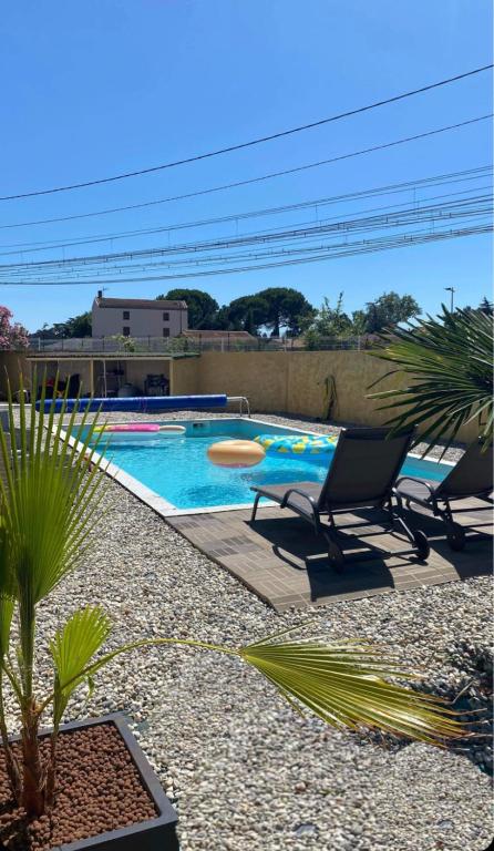 - une piscine avec une chaise et un frisbee dans l'établissement Villa 605 - climatisé, à Tain-lʼHermitage