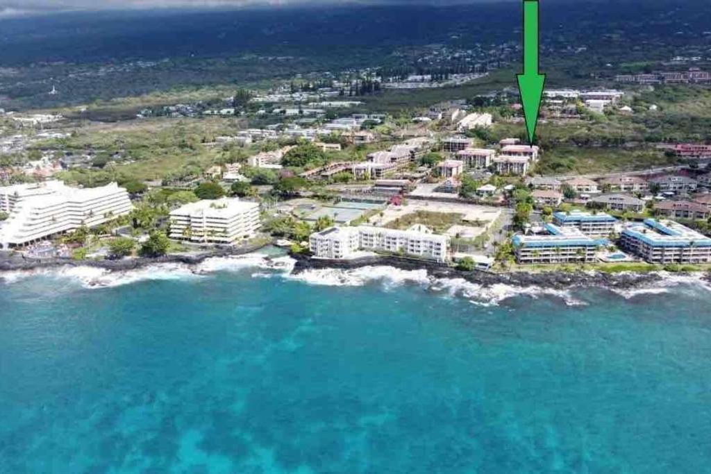 una vista aérea de un complejo en la playa en Reduced Price! Top Floor Kailua Bay View Walk to Kona Village AC King Bed, en Kailua-Kona
