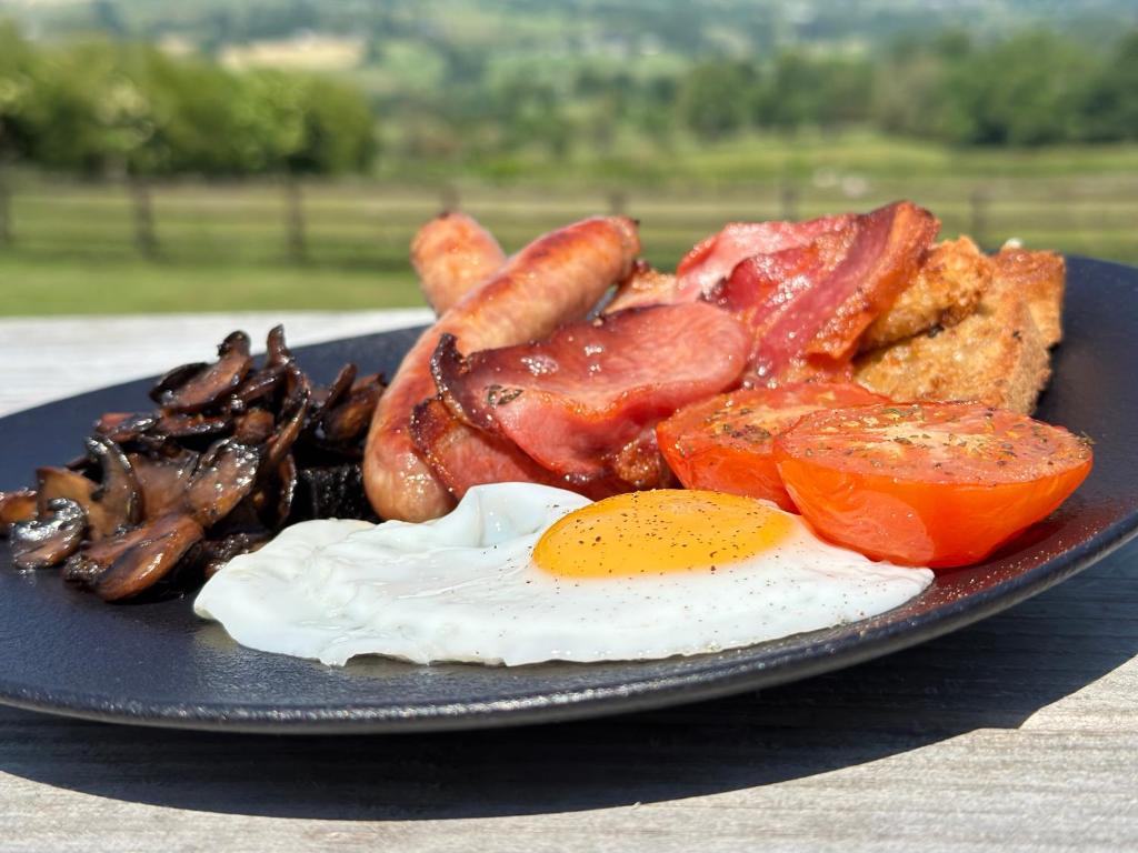 - un plateau de petit-déjeuner composé d'œufs, de bacon et de pain grillé dans l'établissement Greendale Teahouse and Rooms, à Chatburn