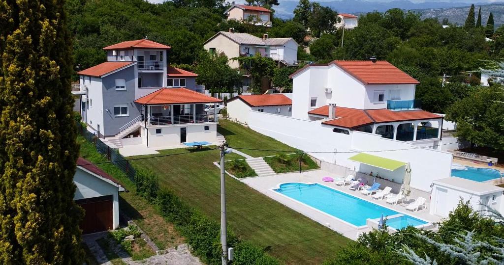una vista aérea de una casa con piscina en Villa HS, en Mostar