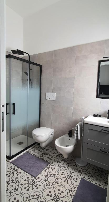 un bagno con doccia, WC e lavandino di All'ombra dell'ulivo a Monopoli