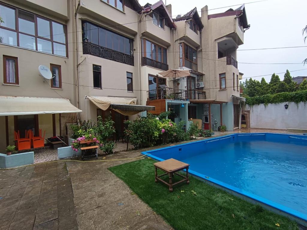 um apartamento com uma piscina em frente a um edifício em Villa Telpher em Sapanca