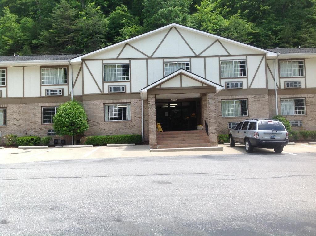 un bâtiment avec une voiture garée devant lui dans l'établissement Brookshire Inn, à Inez