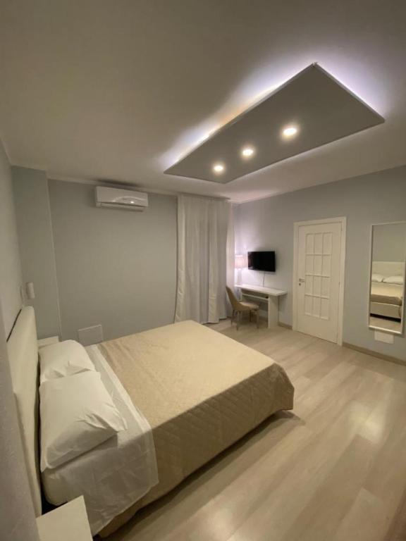 - une chambre avec un lit et un bureau dans l'établissement Vico gioiello 2, à San Martino in Pensilis