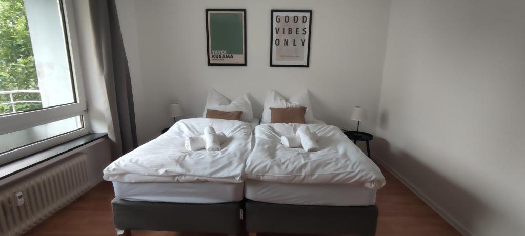 two white pillows sitting on a couch in a room at Liberty Hafen - Arbeiten, Ankommen, Wohlfühlen in Bremerhaven