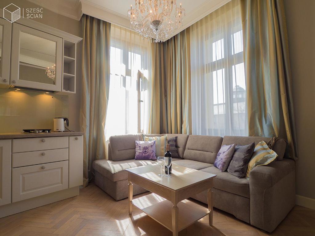 un soggiorno con divano e tavolo di Best Apartments Św. Antoniego a Breslavia