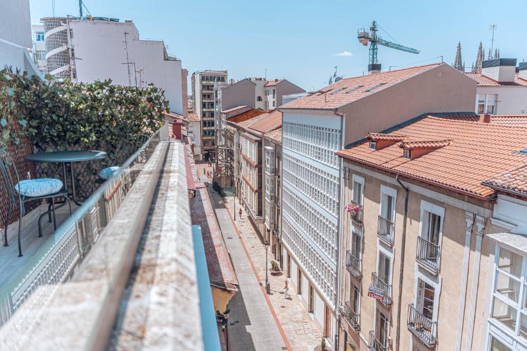 einen Balkon mit Blick auf eine Stadtstraße in der Unterkunft Apartamentos La Moneda in Burgos