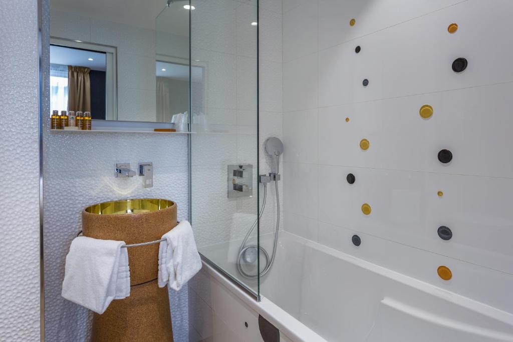 Hotel Les Bulles De Paris - Resim 37
