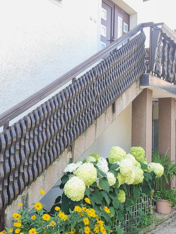 un balcón con flores frente a un edificio en Apartma Maka, en Maribor