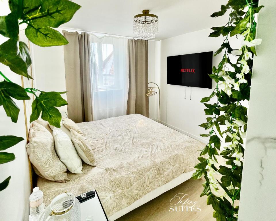 a small bedroom with a bed and a window at Naturally Suite in Calais