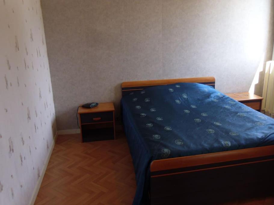 Schlafzimmer mit einem Bett mit blauer Decke in der Unterkunft La Saléve in Agen