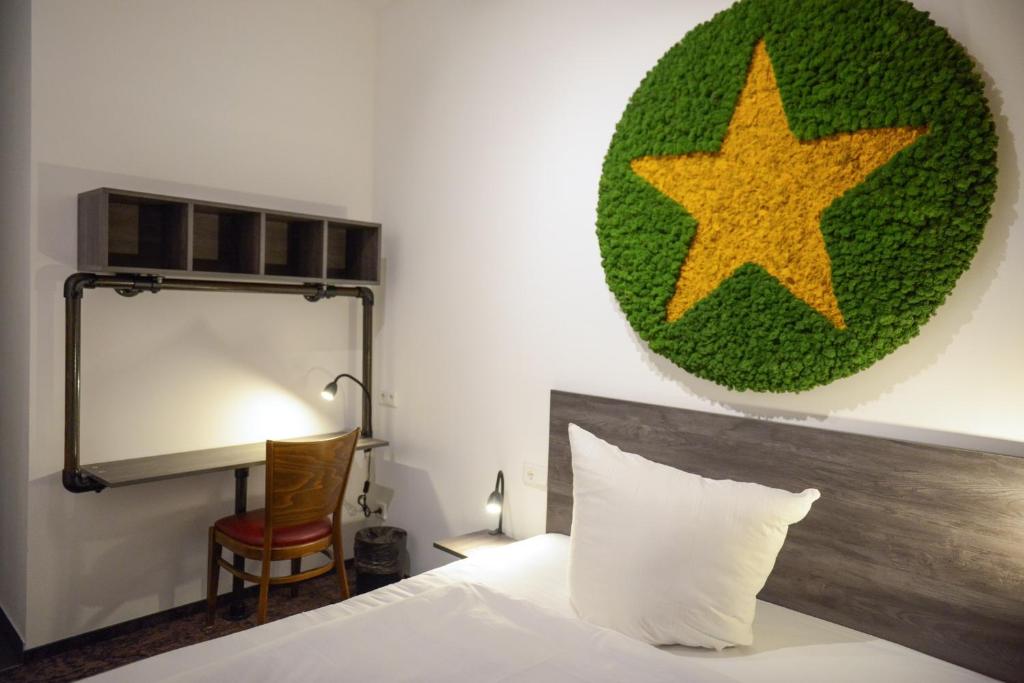 a bedroom with a bed with a star on the wall at chillten dorsten in Dorsten