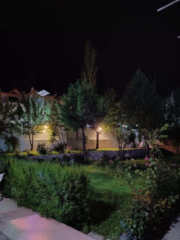 Zahrada ubytování Taaj Residence Skardu