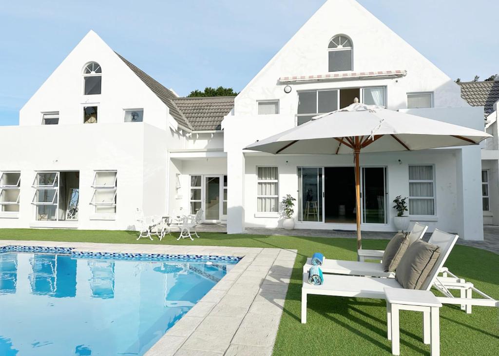 Bazén v ubytování Adrift Guesthouse St Francis Bay nebo v jeho okolí