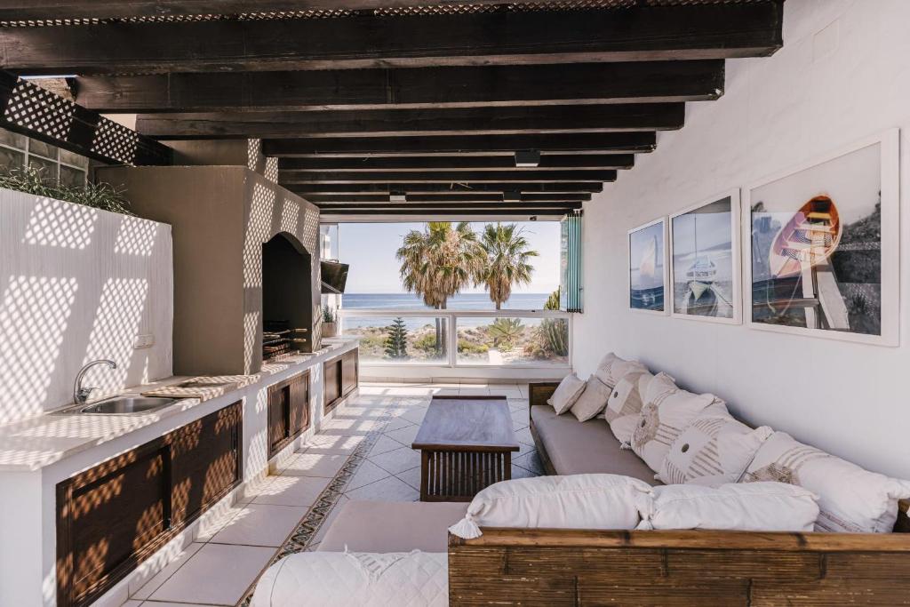 sala de estar con sofá y mesa en Luxury sea views Townhouse Marbella, en Marbella