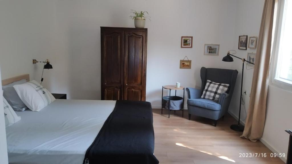 una camera con letto e sedia blu di Apartman Stara Trešnja a Kladovo