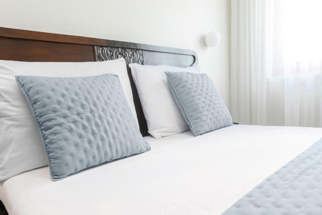 Кровать или кровати в номере Contrada del Nonno Apartments (city center - private parking on-site)