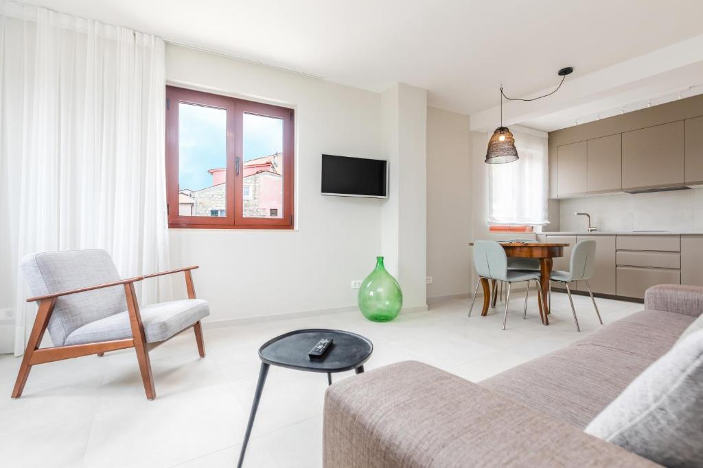 - un salon avec un canapé et une table dans l'établissement Contrada del Nonno Apartments (city center - private parking on-site), à Rovinj