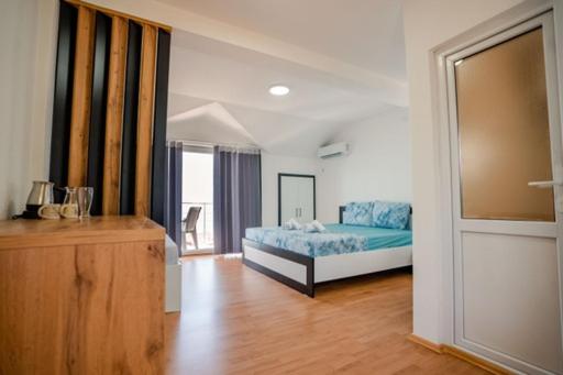 um quarto com uma cama e piso em madeira em VILA PUPA, Elešec 2 em Ohrid