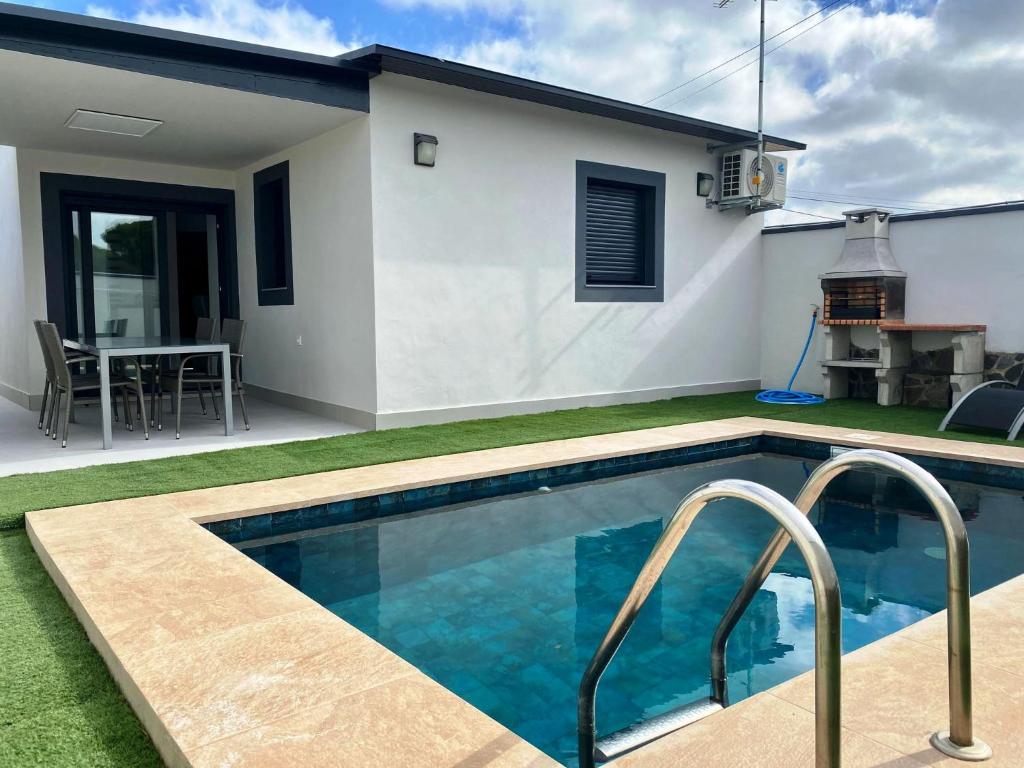 una piscina en el patio trasero de una casa en LOFT VILLALUCIA, en Conil de la Frontera