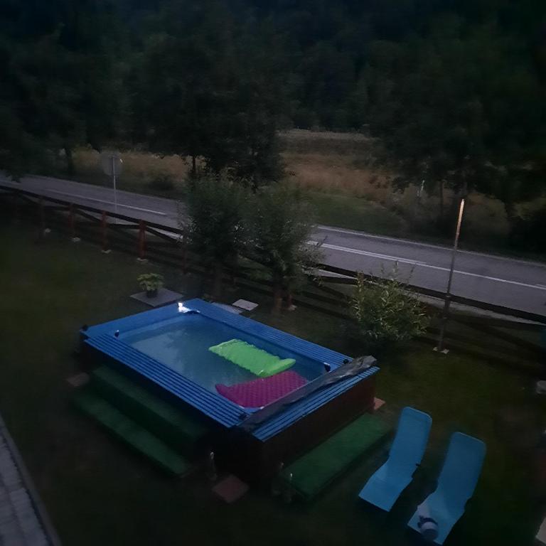 Piscina de la sau aproape de Mariem