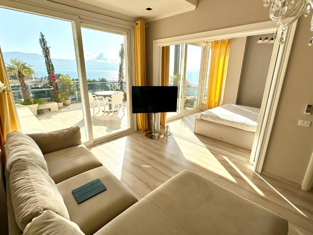 Sea View Apartment with Veranda - Imazhi 5