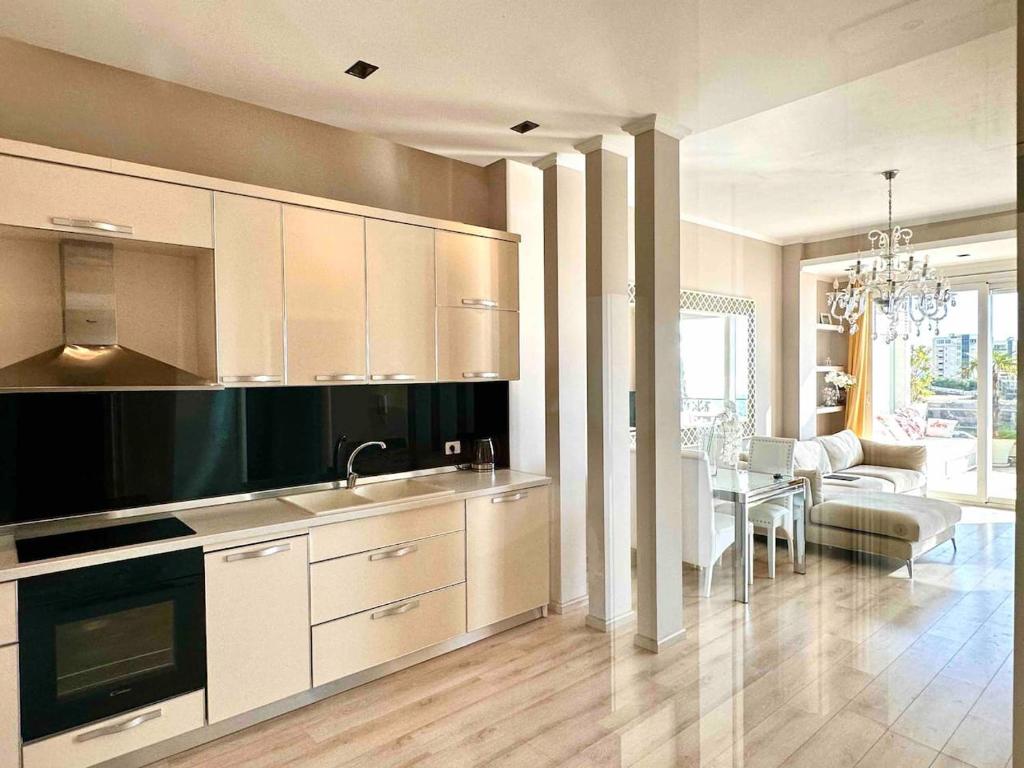 Sea View Apartment with Veranda - Imazhi 4