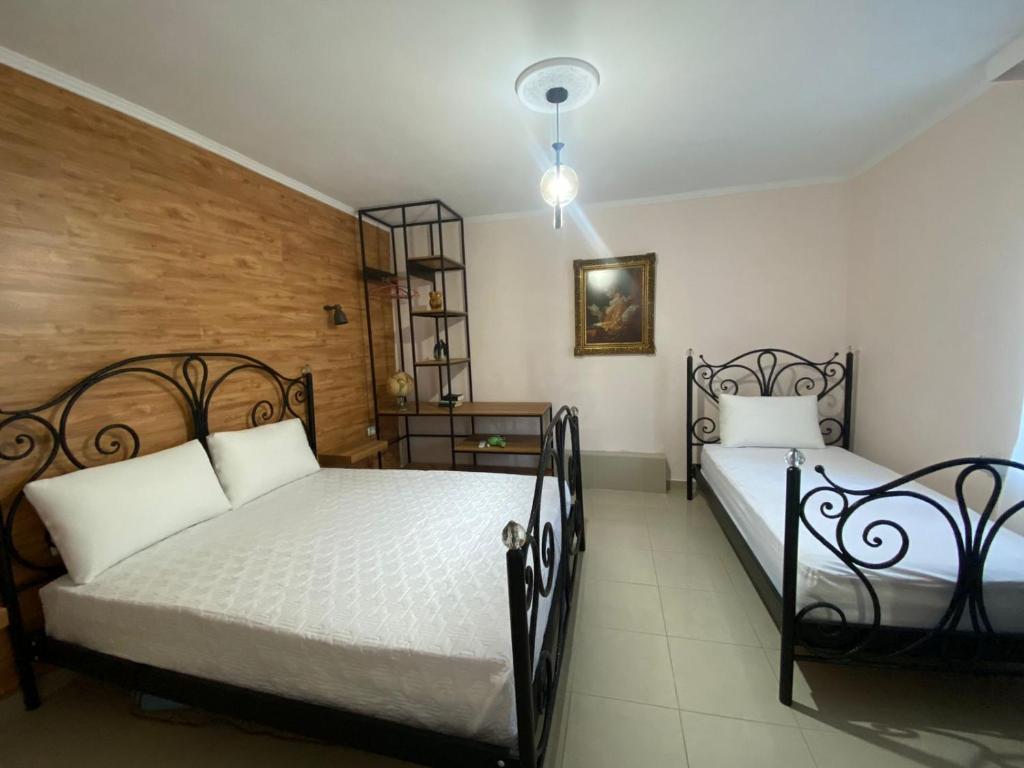 Postel nebo postele na pokoji v ubytování Martin Villa Gjirokaster