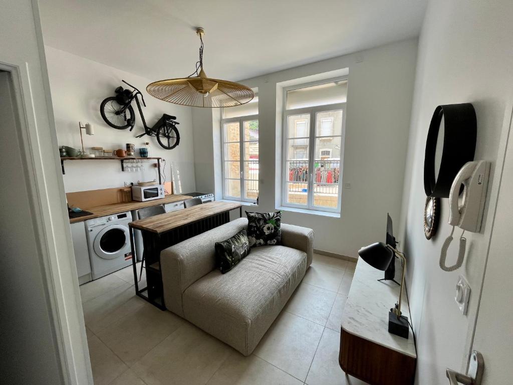 un salon avec un canapé et une table dans l'établissement Charmant T2 en centre ville, à Bourgoin-Jallieu