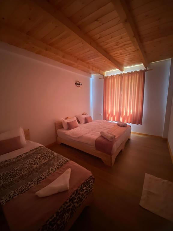 Postel nebo postele na pokoji v ubytování Guesthouse Dritan Tethorja