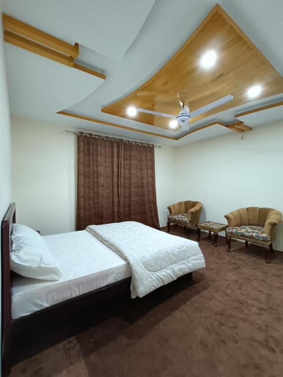 Postel nebo postele na pokoji v ubytování Taaj Residence Skardu