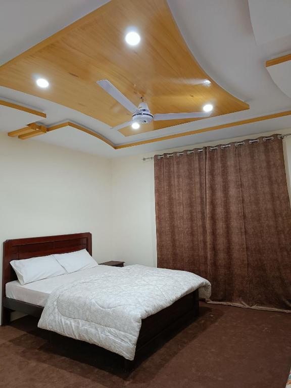 Postel nebo postele na pokoji v ubytování Taaj Residence Skardu
