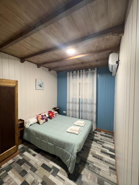 1 dormitorio con 1 cama con paredes azules en Alojamiento cerro d la salina en Ronda