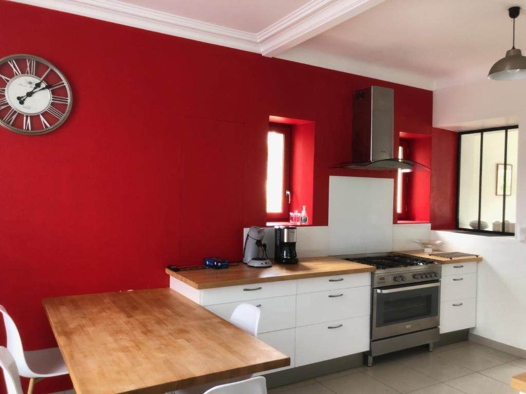 Kuchyňa alebo kuchynka v ubytovaní Villa Le Printemps, maison 15 pers avec piscine