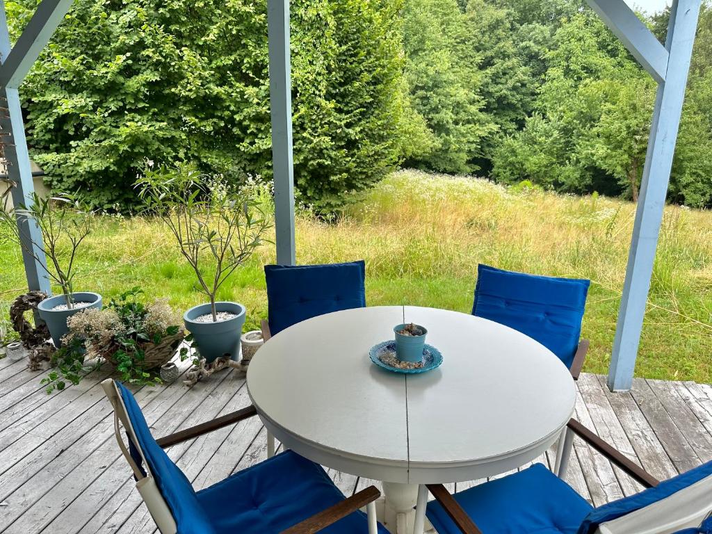 une table et des chaises sur une terrasse avec vue sur les arbres dans l'établissement Kouzelný domeček, à Ostrava