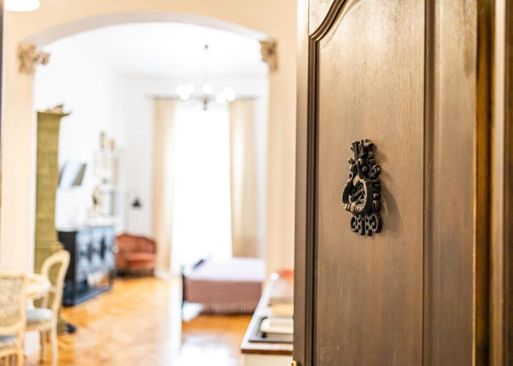 Puerta en una habitación con sala de estar en Maxim's place en Timişoara