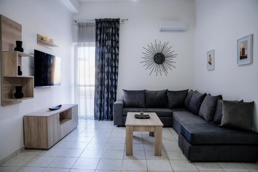 un soggiorno con divano e tavolo di Joseph Seaside Apartment 2 a Heraklion