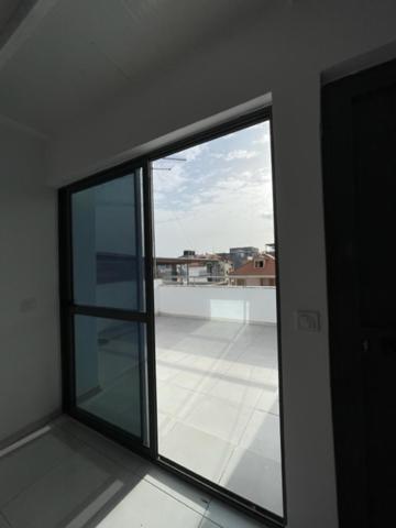 een raam in een kamer met uitzicht op een balkon bij Apartamento in Praia