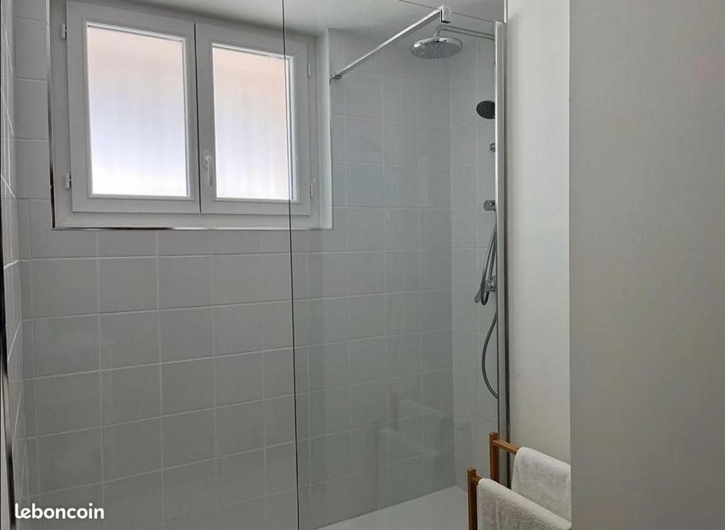a bathroom with a shower with a glass door at Appartement idéalement situé Font romeu in Font-Romeu-Odeillo-Via