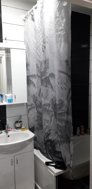 ein Duschvorhang in einem Badezimmer aus Plastik eingewickelt in der Unterkunft Gale in Jagodina