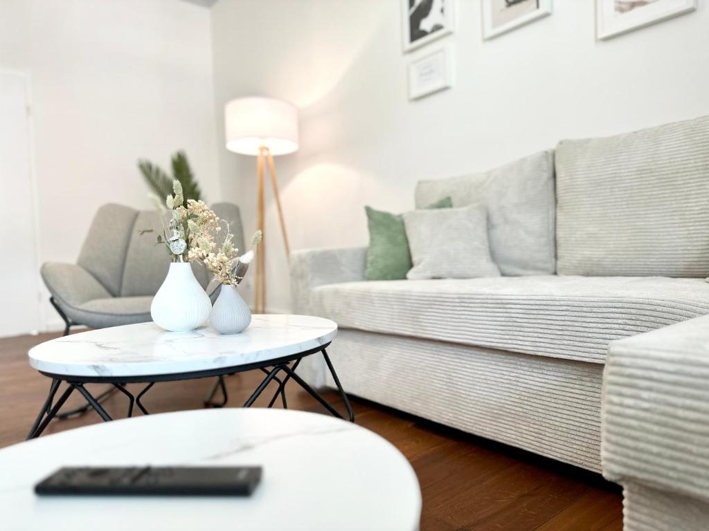 ein Wohnzimmer mit einem Sofa und einem Tisch in der Unterkunft MyStay: Zentral I Design I Prime I Gäste WC in Heidelberg